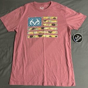 Realtree Men's Maroon and Yellow Flag Graphic T-Shirt